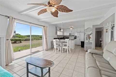 Condo in Cocoa Beach, Florida, 2 bedrooms  № 1673504 - photo 26