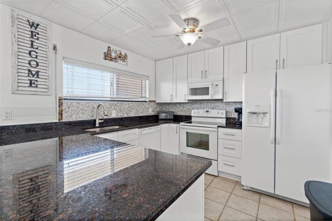 Condo in Cocoa Beach, Florida, 2 bedrooms  № 1673504 - photo 16