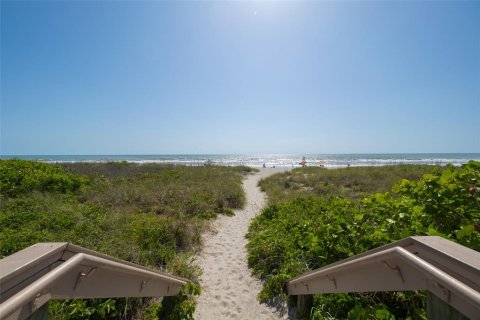 Condo in Cocoa Beach, Florida, 2 bedrooms  № 1673504 - photo 8