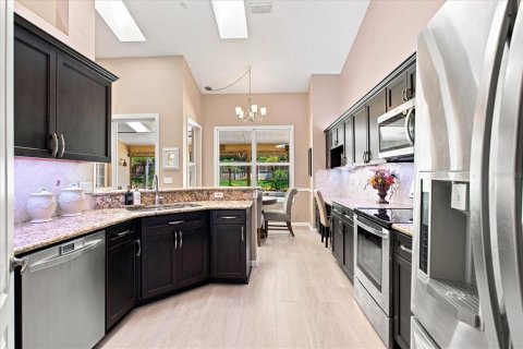 Villa ou maison à vendre à Apopka, Floride: 4 chambres, 228.82 m2 № 2406792 - photo 14