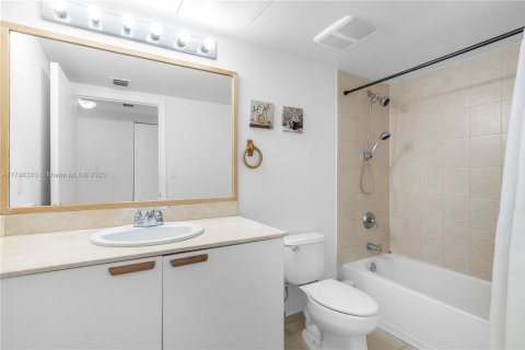 Condo in Sunny Isles Beach, Florida, 2 bedrooms  № 2055250 - photo 14