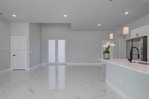House in Lehigh Acres, Florida 3 bedrooms, 151.62 sq.m. № 1942219 - photo 6