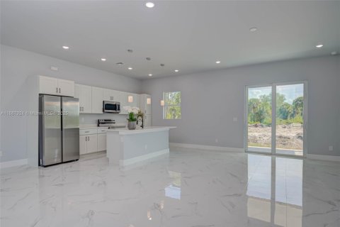 House in Lehigh Acres, Florida 3 bedrooms, 151.62 sq.m. № 1942219 - photo 4