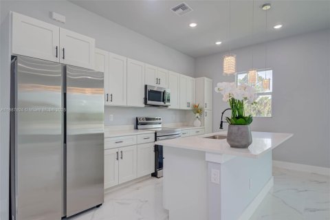 House in Lehigh Acres, Florida 3 bedrooms, 151.62 sq.m. № 1942219 - photo 8