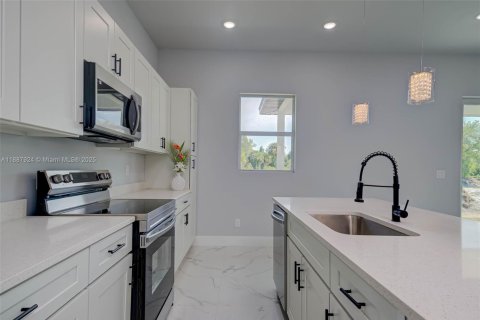 House in Lehigh Acres, Florida 3 bedrooms, 151.62 sq.m. № 1942219 - photo 9