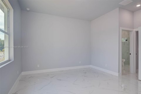 House in Lehigh Acres, Florida 3 bedrooms, 151.62 sq.m. № 1942219 - photo 12