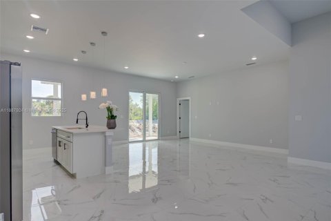 House in Lehigh Acres, Florida 3 bedrooms, 151.62 sq.m. № 1942219 - photo 11