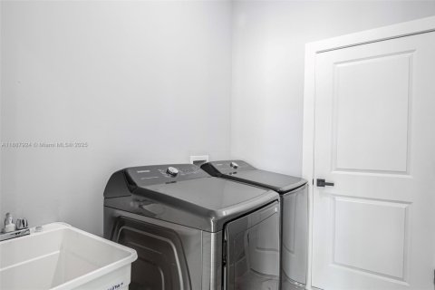 House in Lehigh Acres, Florida 3 bedrooms, 151.62 sq.m. № 1942219 - photo 23