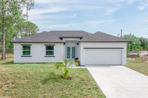 House in Lehigh Acres, Florida 3 bedrooms, 151.62 sq.m. № 1942219 - photo 1