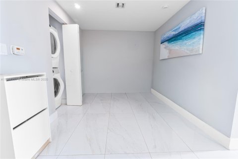 Copropriété à louer à North Miami Beach, Floride: 2 chambres, 103.59 m2 № 1975381 - photo 13