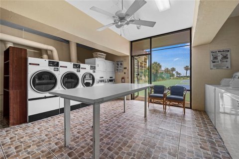 Condo in Daytona Beach, Florida, 1 bedroom  № 1651935 - photo 18