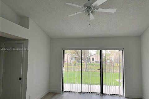 Снять в аренду виллу или дом в Корал-Спрингс, Флорида 4 спальни, 173.73м2, № 2031080 - фото 10