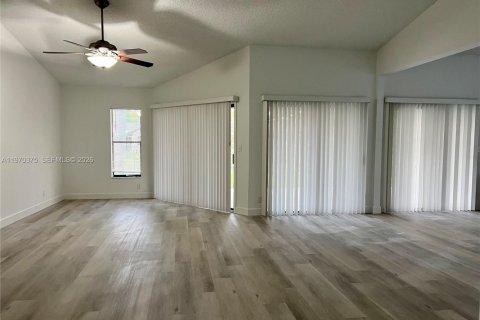 Снять в аренду виллу или дом в Корал-Спрингс, Флорида 4 спальни, 173.73м2, № 2031080 - фото 3