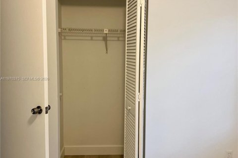 Снять в аренду виллу или дом в Корал-Спрингс, Флорида 4 спальни, 173.73м2, № 2031080 - фото 17