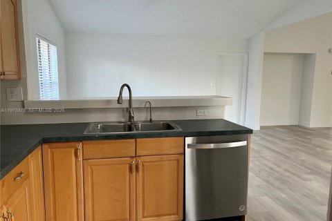 Снять в аренду виллу или дом в Корал-Спрингс, Флорида 4 спальни, 173.73м2, № 2031080 - фото 7