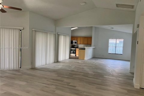 Снять в аренду виллу или дом в Корал-Спрингс, Флорида 4 спальни, 173.73м2, № 2031080 - фото 4