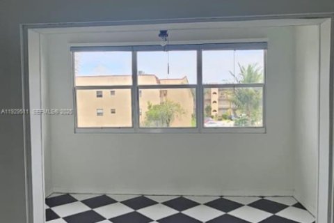 Кондоминиум с 1 спальней в Санрайз, Флорида № 1991120