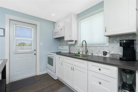 House in Englewood, Florida 2 bedrooms, 66.89 sq.m. № 1759421 - photo 10