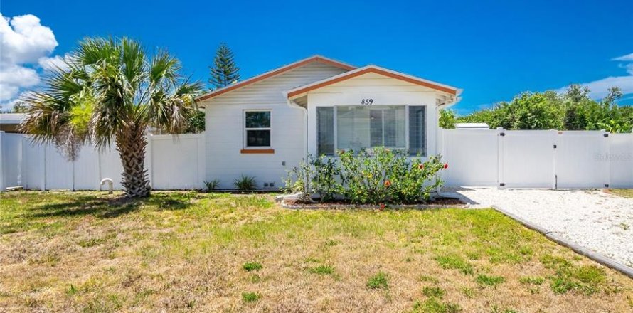 House in Englewood, Florida 2 bedrooms, 66.89 sq.m. № 1759421