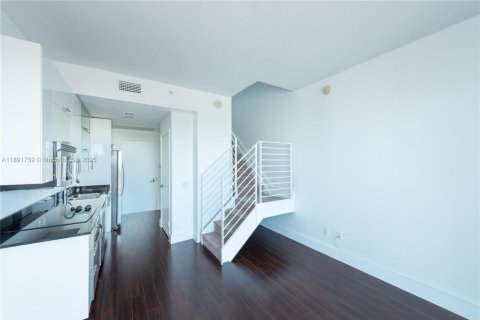 Condo in Miami, Florida, 1 bedroom  № 1943664 - photo 2