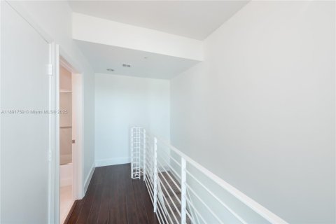 Condo in Miami, Florida, 1 bedroom  № 1943664 - photo 12