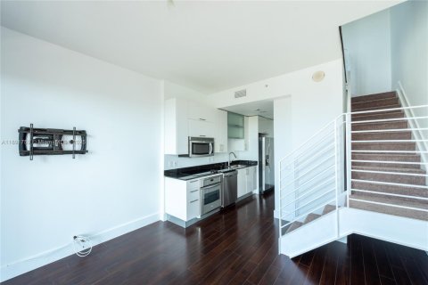 Condo in Miami, Florida, 1 bedroom  № 1943664 - photo 3