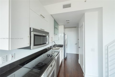 Condo in Miami, Florida, 1 bedroom  № 1943664 - photo 6