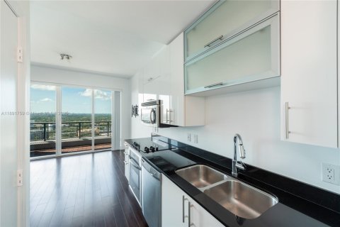 Condo in Miami, Florida, 1 bedroom  № 1943664 - photo 5