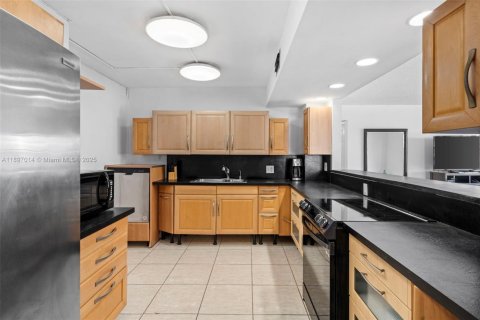 Condominio en venta en Hallandale Beach, Florida, 2 dormitorios, 139.35 m2 № 2036461 - foto 15