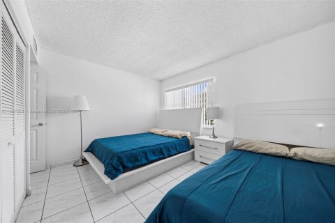 Condominio en venta en Hallandale Beach, Florida, 2 dormitorios, 139.35 m2 № 2036461 - foto 19