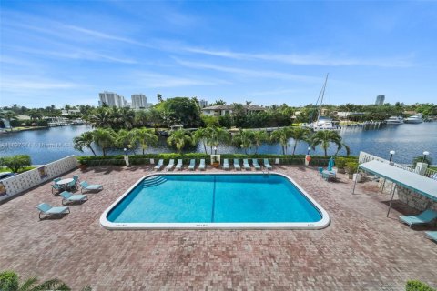 Condominio en venta en Hallandale Beach, Florida, 2 dormitorios, 139.35 m2 № 2036461 - foto 26