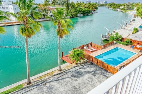 Condominio en alquiler en Miami Beach, Florida, 2 dormitorios, 74.32 m2 № 1970235 - foto 2