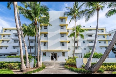 Condominio en alquiler en Miami Beach, Florida, 2 dormitorios, 74.32 m2 № 1970235 - foto 1