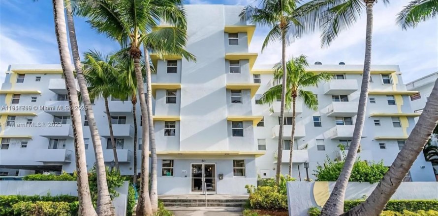 Condominio en Miami Beach, Florida, 2 dormitorios  № 1970235