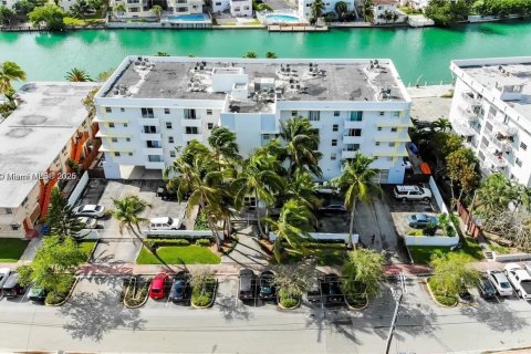 Condominio en alquiler en Miami Beach, Florida, 2 dormitorios, 74.32 m2 № 1970235 - foto 3