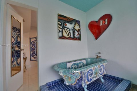 Condo in Miami, Florida, 2 bedrooms  № 1811192 - photo 13