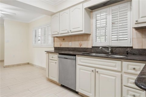 House in Tampa, Florida 5 bedrooms, 255.11 sq.m. № 2285612 - photo 9
