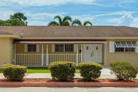 House in Tampa, Florida 5 bedrooms, 255.11 sq.m. № 2285612