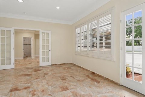 House in Tampa, Florida 5 bedrooms, 255.11 sq.m. № 2285612 - photo 5