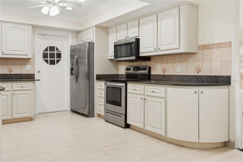 House in Tampa, Florida 5 bedrooms, 255.11 sq.m. № 2285612 - photo 8