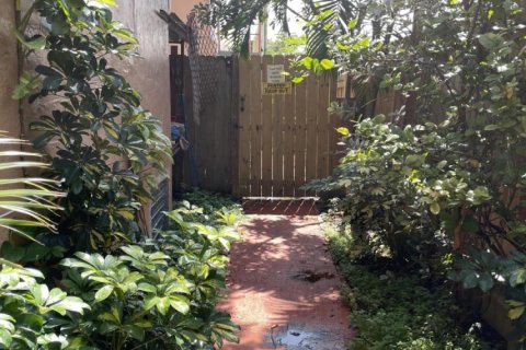 Снять в аренду квартиру в Уэст-Палм-Бич, Флорида 2 спальни, 76.18м2, № 996424 - фото 1