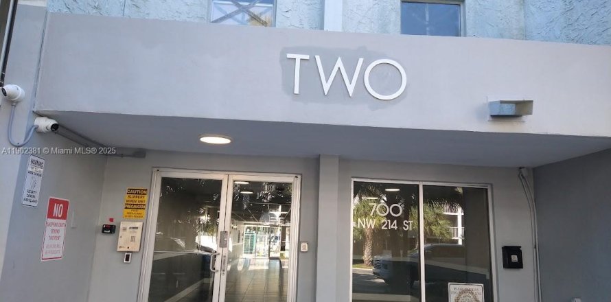 Кондоминиум с 2 спальнями в Майами-Гарденс, Флорида № 1968637