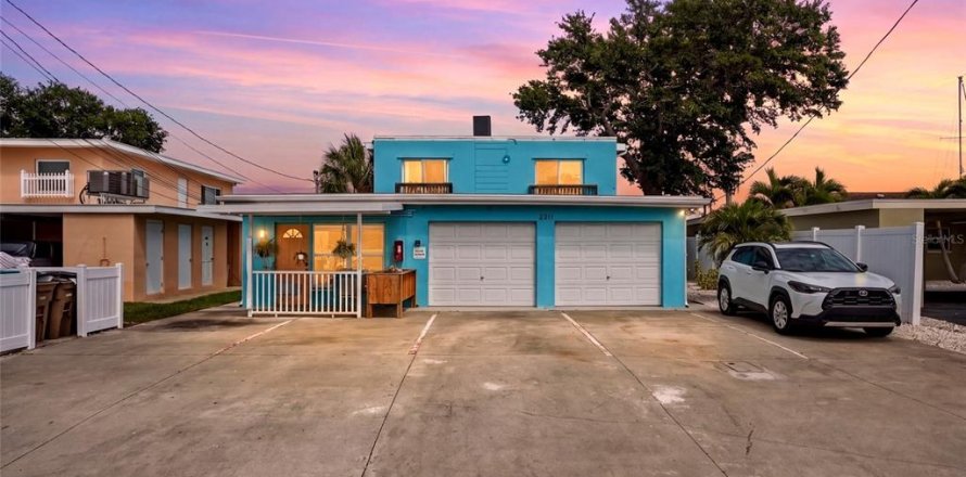 Commercial property in Indian Rocks Beach, Florida 7 bedrooms, 317.54 sq.m. № 2098084