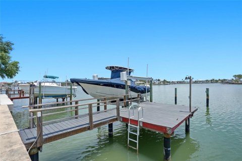Commercial property in Indian Rocks Beach, Florida 7 bedrooms, 317.54 sq.m. № 2098084 - photo 4