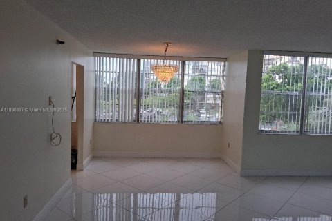 Купить кондоминиум в Пемброк-Пайнс, Флорида 2 спальни, № 2054968 - фото 11