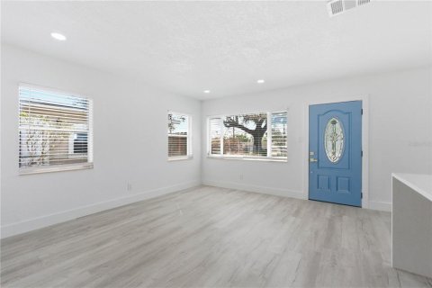 House in Tampa, Florida 5 bedrooms, 135.82 sq.m. № 2166189 - photo 7