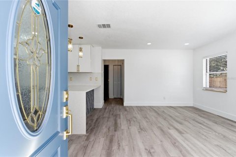 House in Tampa, Florida 5 bedrooms, 135.82 sq.m. № 2166189 - photo 5