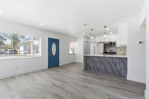 House in Tampa, Florida 5 bedrooms, 135.82 sq.m. № 2166189 - photo 8