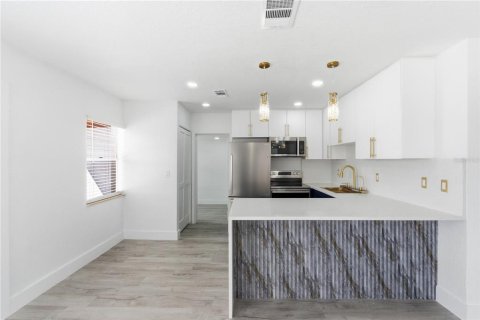 House in Tampa, Florida 5 bedrooms, 135.82 sq.m. № 2166189 - photo 6
