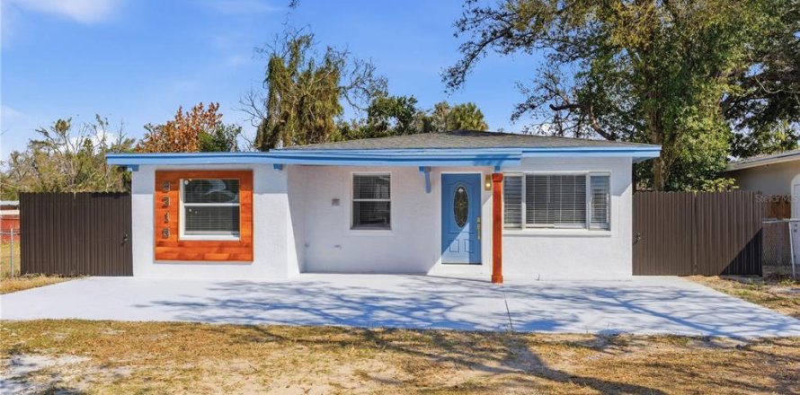 House in Tampa, Florida 5 bedrooms, 135.82 sq.m. № 2166189